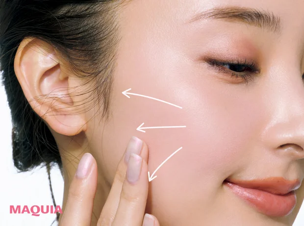 「削げて見える痩せ頬」タイプのチークの入れ方 指の腹でチークを伸ばす