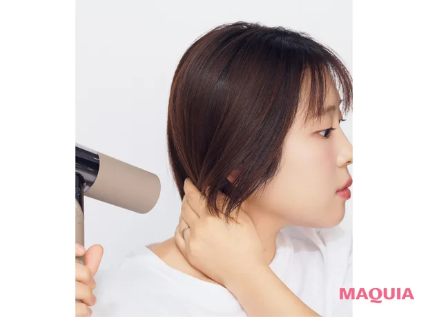 ヘアアレンジ ドライヤーを使った髪の巻き方　ショートボブ　襟足の髪は首に沿わせて外ハネに