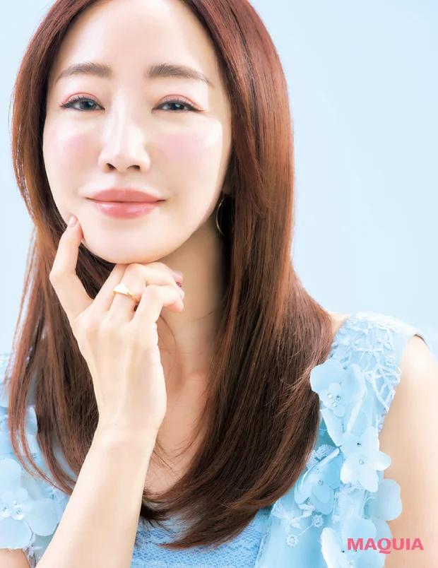 神崎 恵さん、色で遊ぶ大人メイクのポイントは? アイスブルーのまつ毛に合わせるヘア&ファッションも