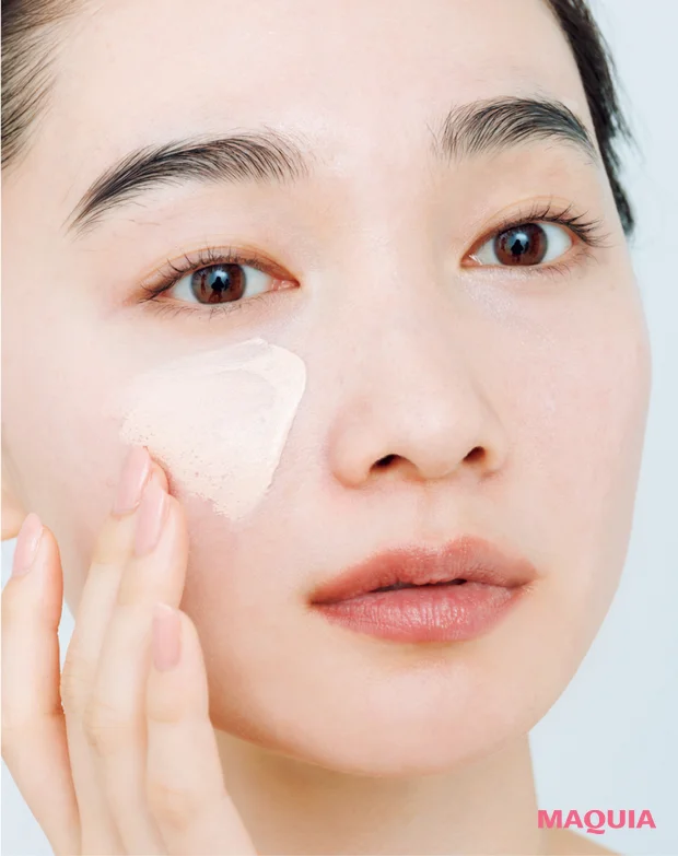 ヘア＆メイク 長井かおりさん監修 多幸感ベースメイク ファンデーションはスポンジでたたいて厚く入れる