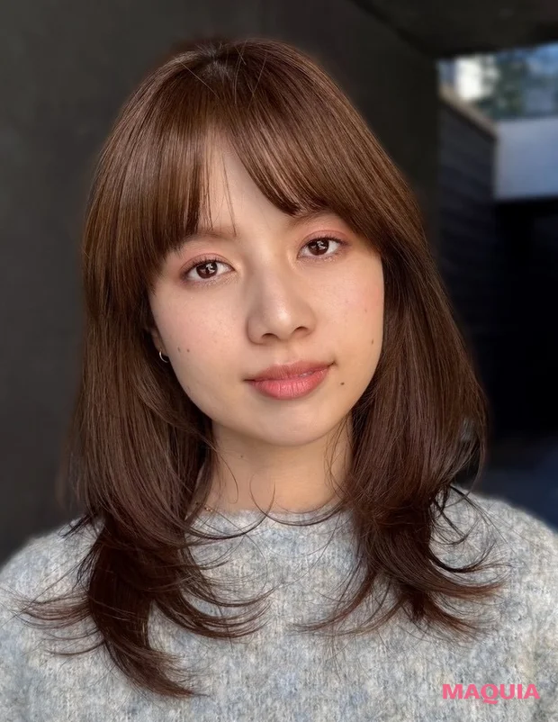 髪型　ミディアムレイヤー　ミディアムヘア　前髪あり　正面