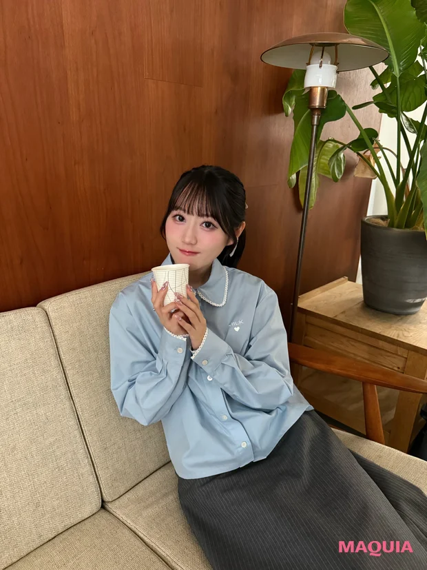 声優 小倉唯 コップをもって休憩