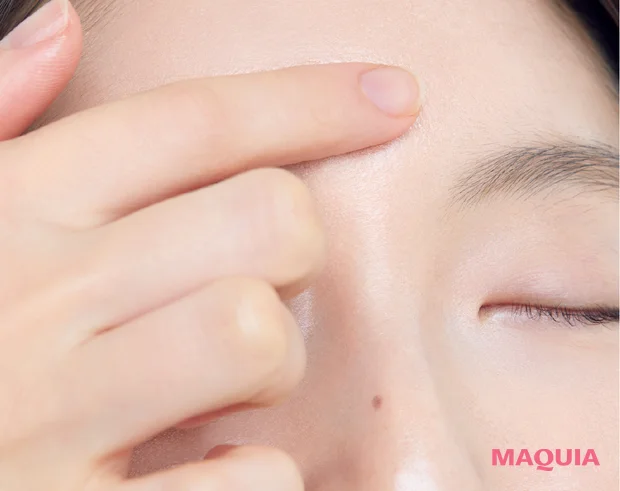 2026年春おすすめ新作リキッドハイライト　指の腹を使って広く塗る