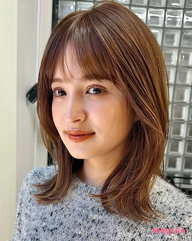 髪型 ミディアムレイヤー ミディアムヘア 小顔見え 前髪あり スタイリング