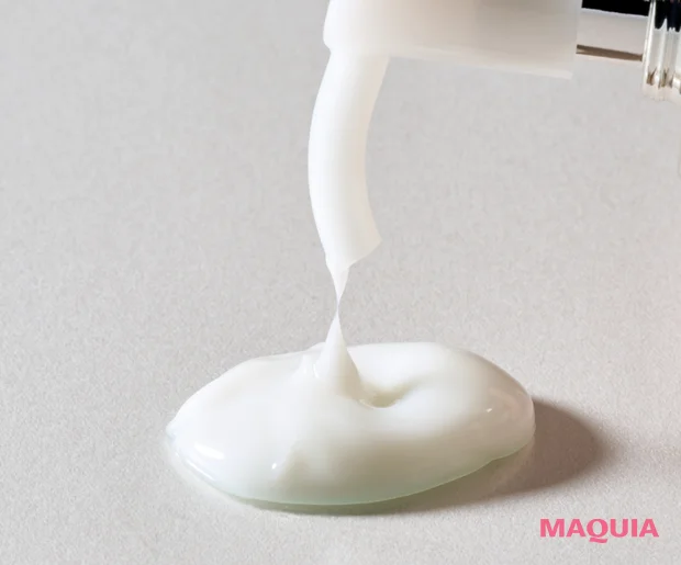 マキア ブライトニング・UVグランプリ 乳液部門 フラルネ ブライトリファイン ミルク f ボトルから出る様子