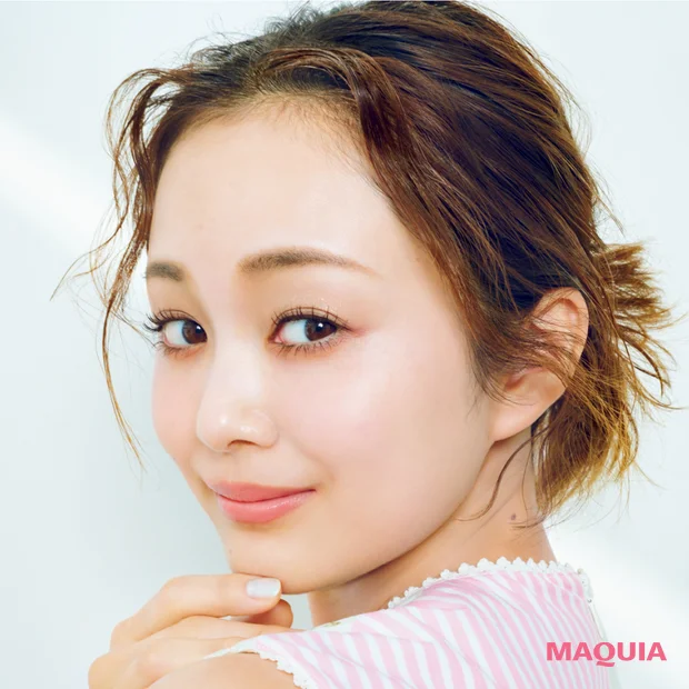 ヘア＆メイク 岡田知子さんが元宝塚歌劇団 舞空瞳さんをメイク まつ毛を立ち上げる