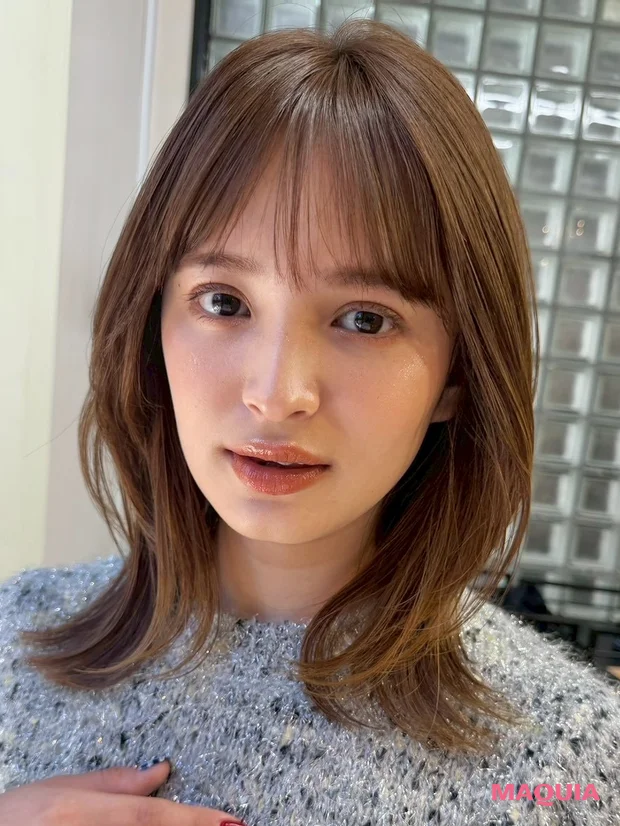 髪型 ミディアムレイヤー ミディアムヘア 小顔見え 前髪あり サイド