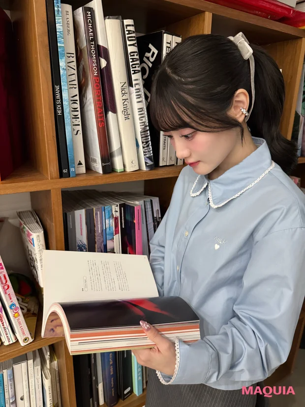 声優 小倉唯 真剣に読書