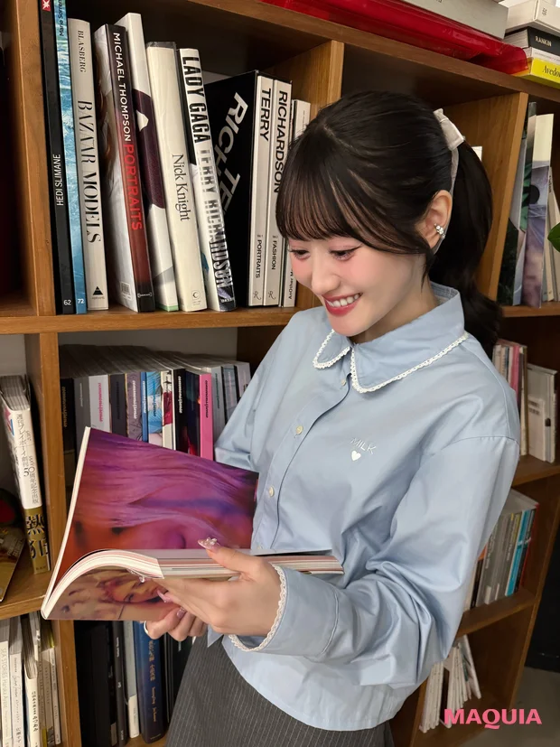 声優 小倉唯 笑顔で読書