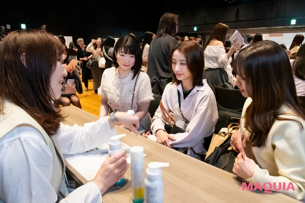 MAQUIA マキアサロン 2026年3月開催　ソフィーナiP　マイクロ泡セラム洗顔料　テクスチャーをチェック