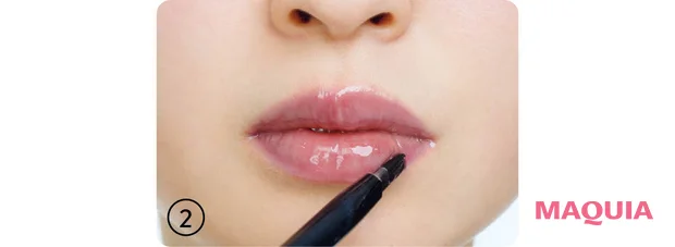 多幸感リップメイク やり方ハウツー　唇の輪郭をブラシでなじませる