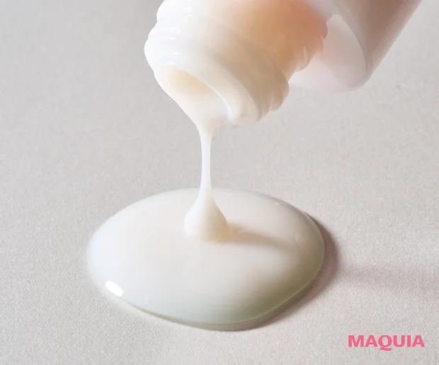 マキア ブライトニング・UVグランプリ 乳液部門 エリクシール ブライトニング エマルジョン ca ボトルから出る様子