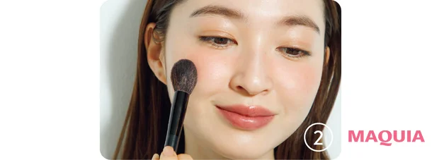 多幸感メイク チークの入れ方ハウツー　パウダーをふんわり重ねる