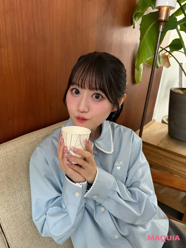 声優 小倉唯 　コップと上目遣い