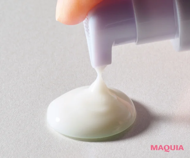 マキア ブライトニング・UVグランプリ 乳液部門 DEW ブライトバウンスミルク ボトルから出る様子