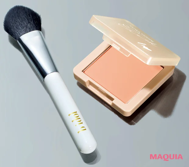 2026年最新作・新発売おすすめコスメ (左から)b idol ほっぺ達人ブラシ、同 ふわほっぺチーク