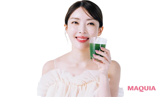 美容家 大野真理子さんがおすすめするインナーケアサプリ Mukii Vegeholic 飲んでいる様子