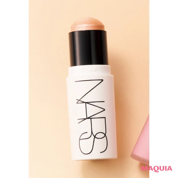 「削げて見える痩せ頬」タイプのチークの入れ方 おすすめコスメ NARS ライトリフレクティング ルミナイジングスティック 04232