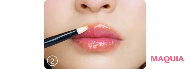 多幸感リップメイク やり方ハウツー　イエローグラスでリップラインをなぞる