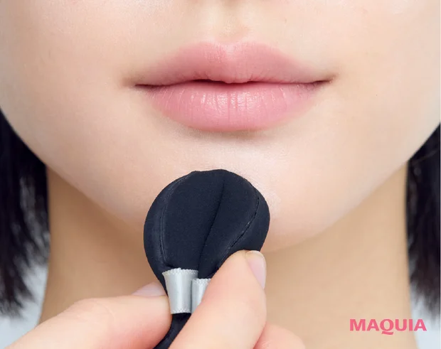 2026年春おすすめ新作スティックハイライト　唇に向かって上側へなじませる