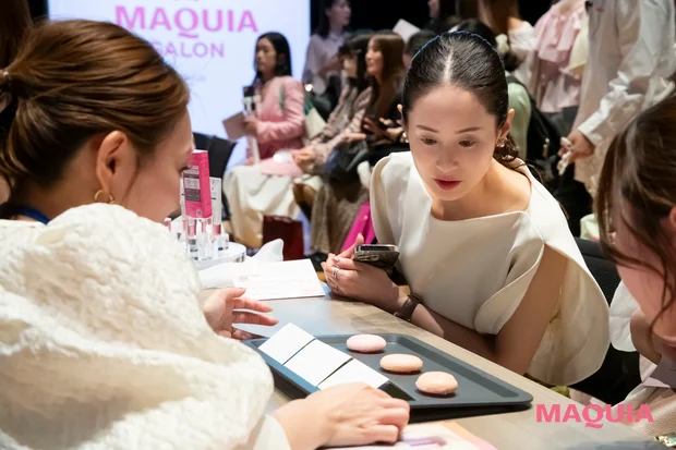 MAQUIA マキアサロン 2026年3月開催　ソフィーナ プリマヴィスタ　角層保水プライマー　お餅を使ってテクスチャーを説明