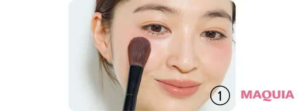 多幸感メイク チークの入れ方ハウツー　目の下に小さく円を描く