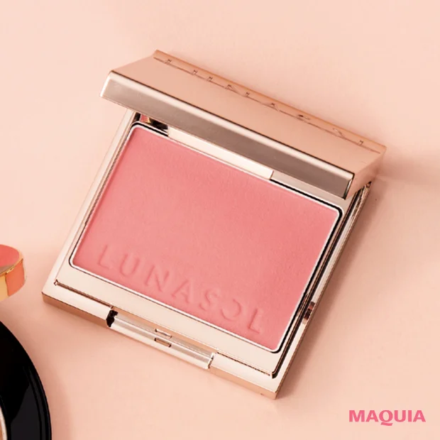 「ぷっくり幼い丸み頬」タイプのチークの入れ方 おすすめコスメ ルナソル カラーリングブリーズ 05