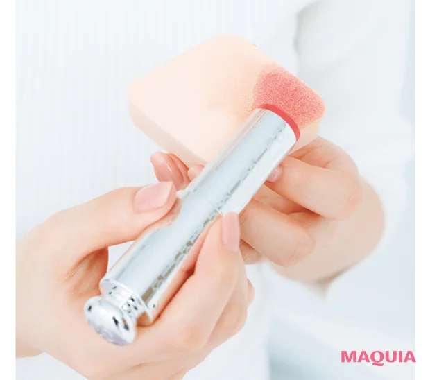 ヘア＆メイク 長井かおりさん監修 多幸感ベースメイク クリームチークをスポンジでとる