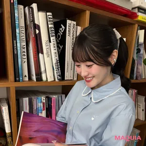 声優 小倉唯 笑顔で読書