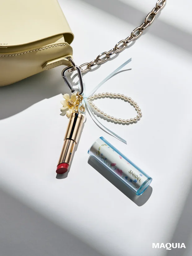 スナイデル ルージュ クチュール コフレ、スナイデルのチャームコスメ、チャームコスメをバッグにつけた画像