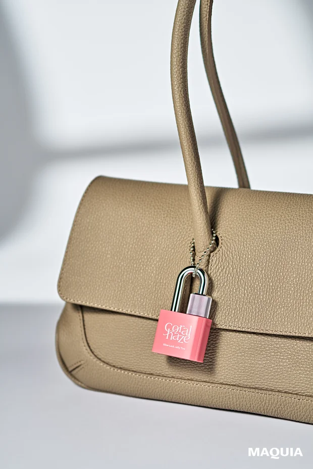 コーラルヘイズ グロウロックゼリーティント、コーラルヘイズのチャームコスメ、チャームコスメをバッグにつけた画像