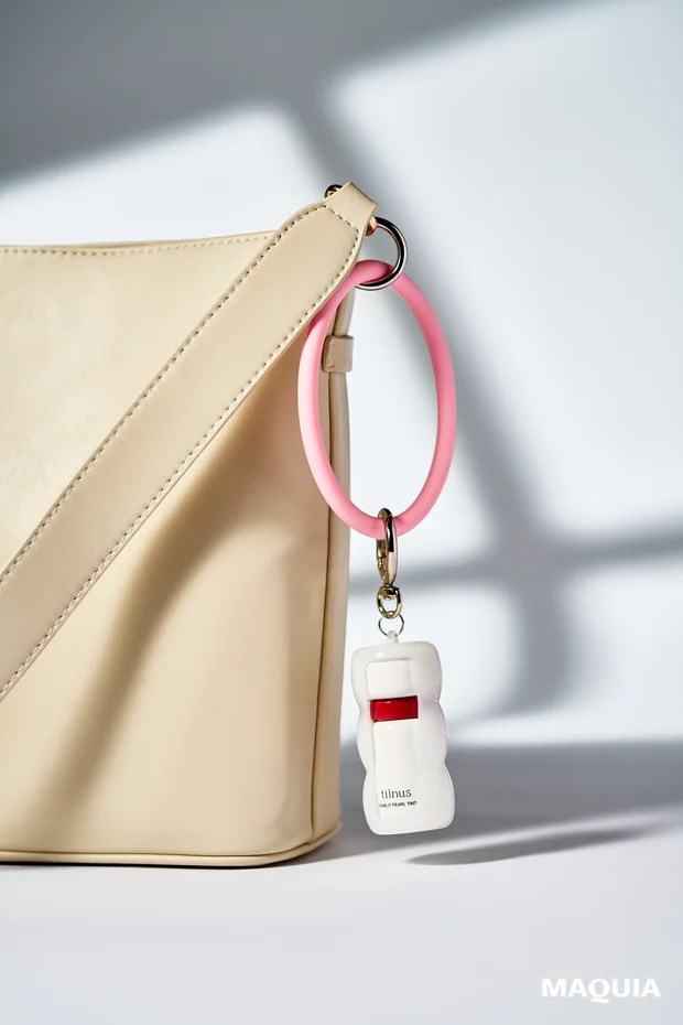 ティルナス サンリットパール ティント、ティルナスのチャームコスメ、チャームコスメをバッグにつけた画像