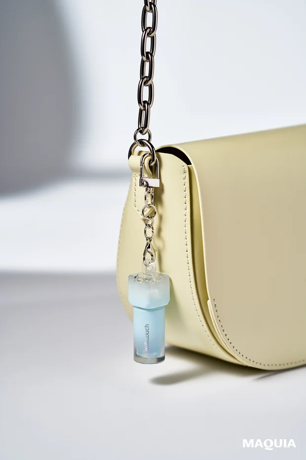 ミルクタッチ デューステインシアーオーロラグロス、ミルクタッチのチャームコスメ、チャームコスメをバッグにつけた画像