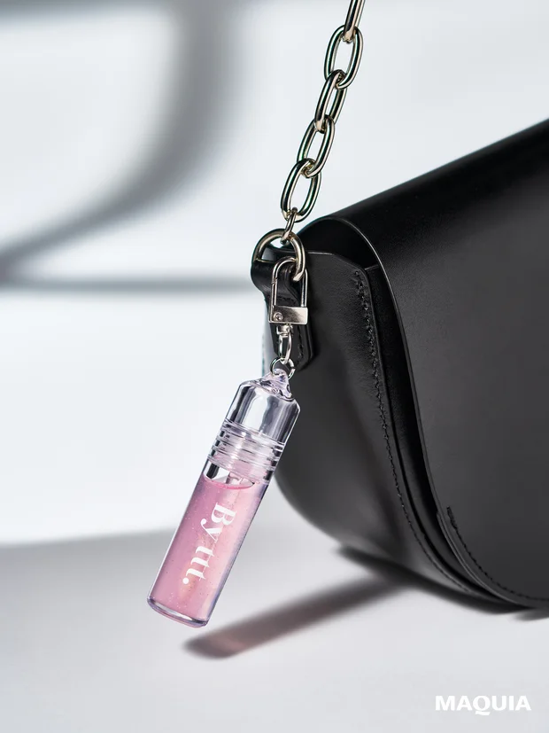 バイティースリー リップケアエッセンス ピリピリ、バイティースリーのチャームコスメ、チャームコスメをバッグにつけた画像