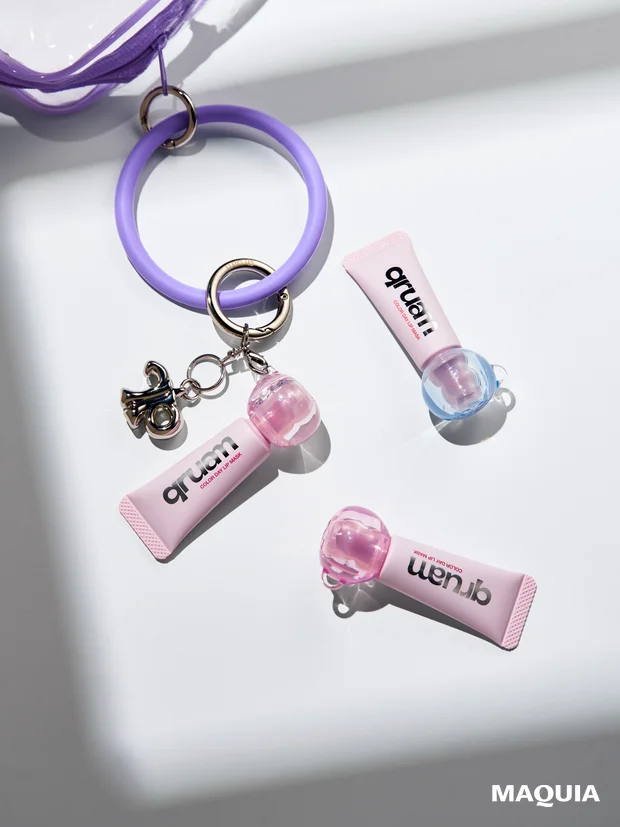 キュルアム カラーデイリップマスク、キュルアムのチャームコスメ、チャームコスメをバッグにつけた画像