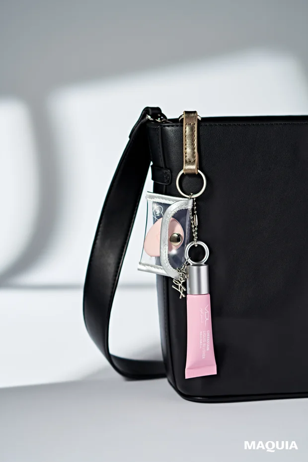 ヴィー・ディー・エル チークステイン リキッド ブラッシャー、ヴィー・ディー・エルのチャームコスメ、チャームコスメをバッグにつけた画像