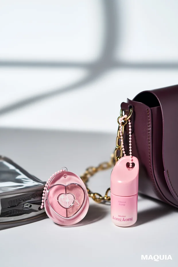 エチュード ぽよんアイメイカー、エチュード こんこんチーク、エチュードのチャームコスメ、チャームコスメをバッグにつけた画像