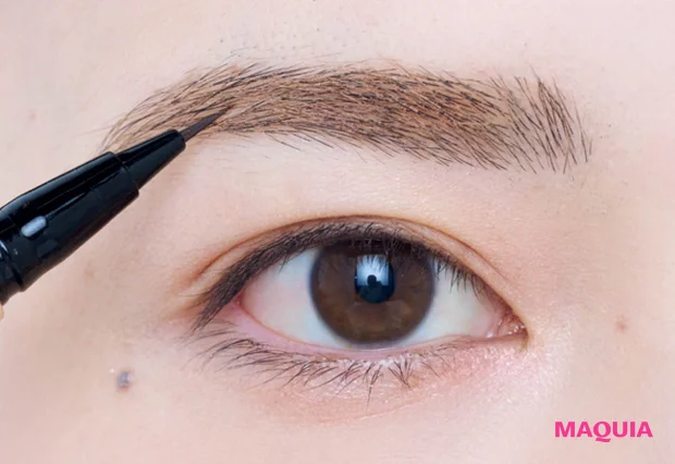 忘れ眉 濃い眉のアイブロウメイク 笹本恭平 HOW TO 毛が足りない部分はリキッドで描き足す