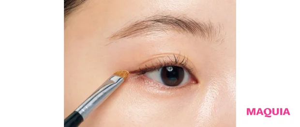 アイラインを描いたら、似た色のパウダーアイシャドウを平筆にとってラインの上に。パウダーで、汗のベタつきを防ぐテク。