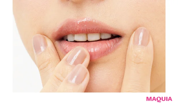 リップ用のスクラブを塗り、中指でクルクルとマッサージ。血流がアップしくすみが取れ、唇ふっくら。