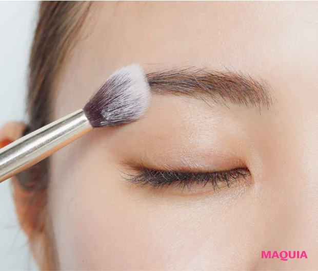 ヘア&メイク 福岡玲衣さんおすすめの2026年春ベースメイク ハイライトをブラシで細かくオン