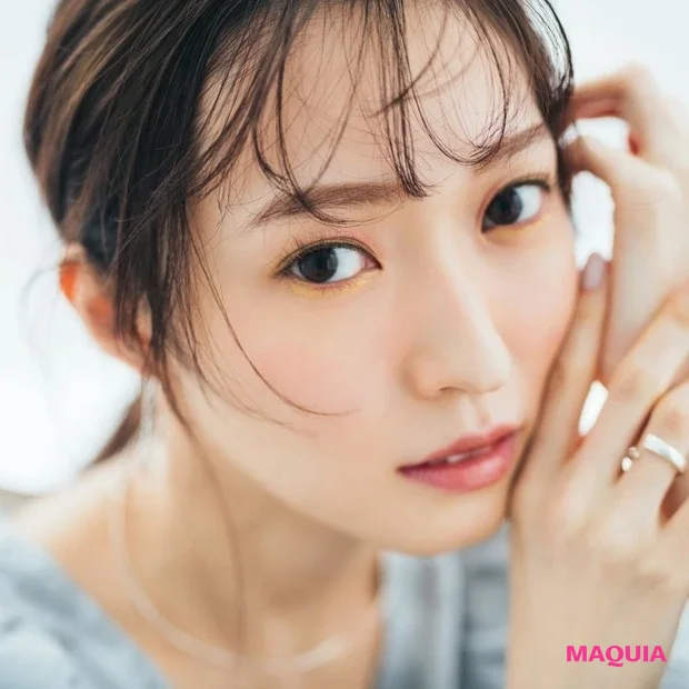 遊び心たっぷり春メイク！ 山口真帆さんが纏うカラフル“石鹸オフコスメ”