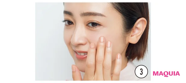 頬骨ゾーンに血色感を仕込む