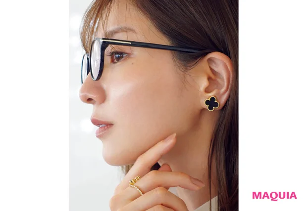 田中みな実の私服 ヴァン クリーフ&アーペルのオニキスイヤリング  TOM FORDの眼鏡