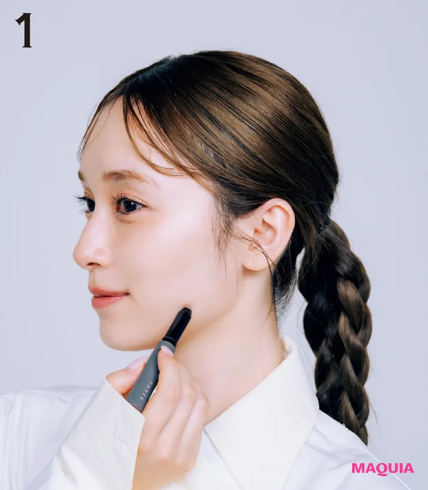 櫻坂46 守屋麗奈 最新ブラウンメイク THREE シャドウスティックの使い方 4本ラインを描きスポンジでなじませる