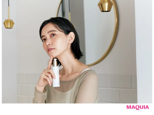 STEP_02 美容液の濃密な潤いが導く、 しなやかな柔肌を感じて