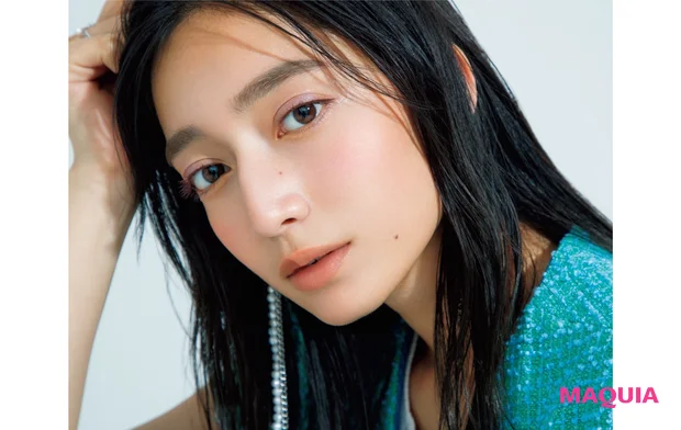 瞳色のラインで透明感を演出