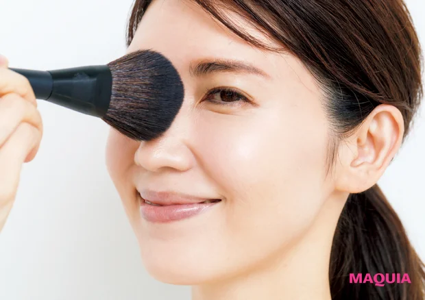 友利 新流ベースメイクを本人が実演! テカリを抑える下地から仕上げの“リフ粉”まで完全公開_12