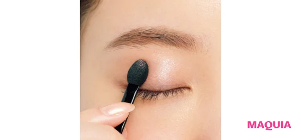 まぶたにラメをのせたら、チップで軽く圧をかけてみて。