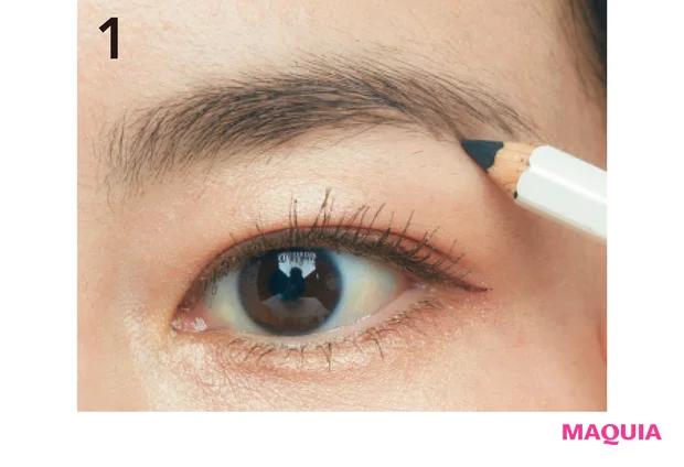 1自眉に近い色のペンシルAで眉尻の足りない部分を描き足す。